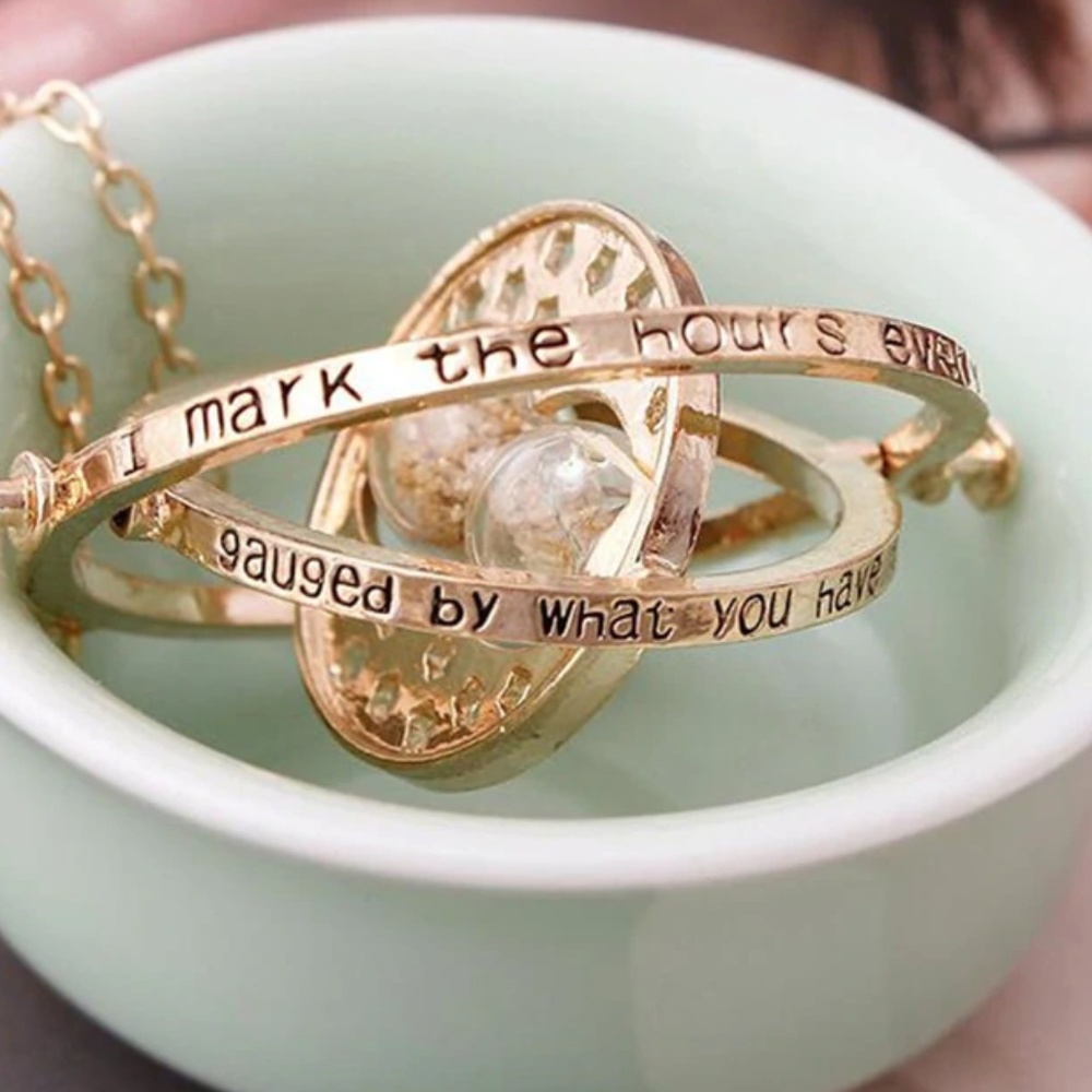 Katt Boutique Gold Hourglass Rope Chain Pendant